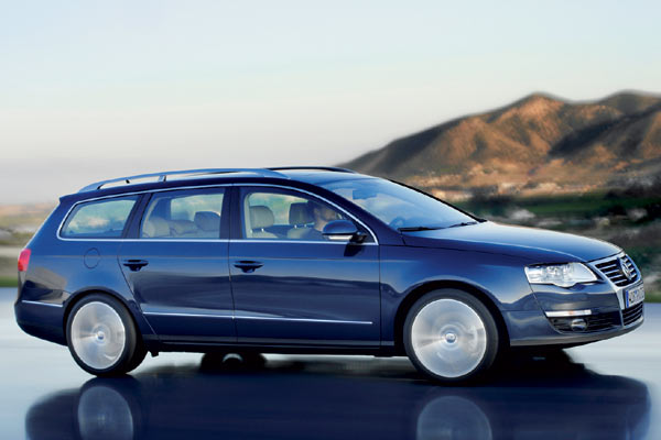 Die Seitenansicht wird geprgt durch das nach hinten verjngend zulaufende Fensterband