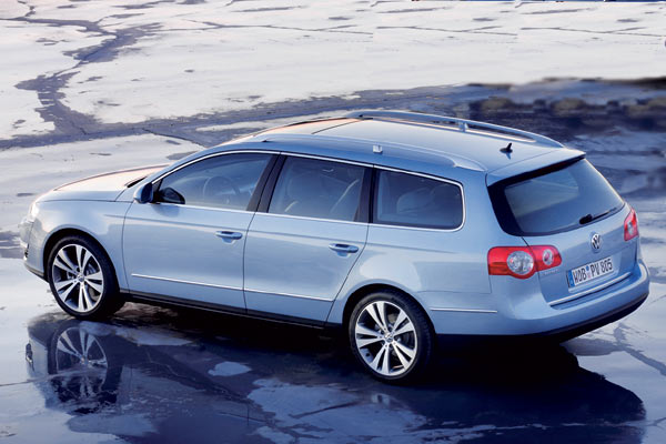 Am Heck gibt es LED-Rckleuchten. Die Dachreling ist Serie, in den meisten Versionen aber schwarz; die Chromapplikationen haben nur die hher positionierten Ausstattungslinien