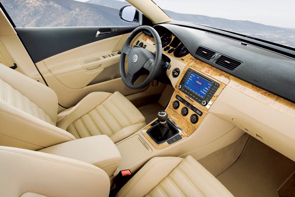 Das Interieur, hier mit Navigationssystem, entspricht dem der Limousine