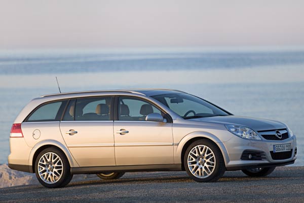 Der Vectra Caravan ist noch immer der Lademeister seiner Klasse. Die herumgezogenen Scheinwerfer beeinflussen auch die Seitenansicht