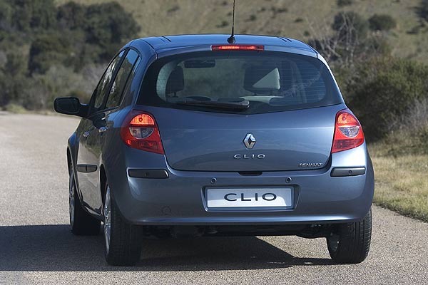 Ein schönes Bild des neuen Clio. Dem Marken-Rhombus vertrauen die Franzosen offenbar wenig und schreiben ihren Firmennamen nochmal rechts unten auf die Heckklappe, womit die Symmetrie verloren geht