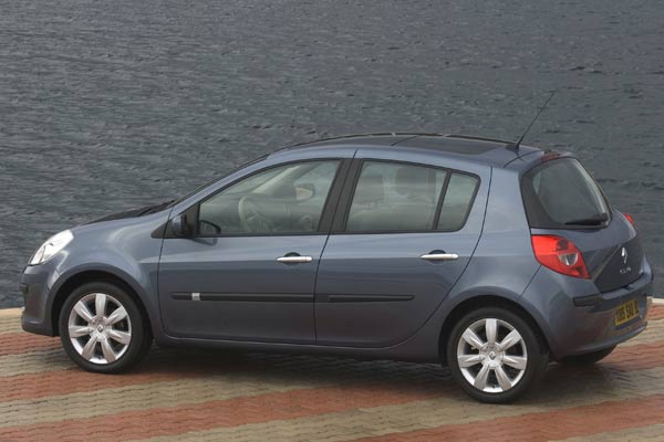 Nochmal der neue Clio als Fnftrer, hier mit dem zweiteiligen Panorama-Glasdach, »