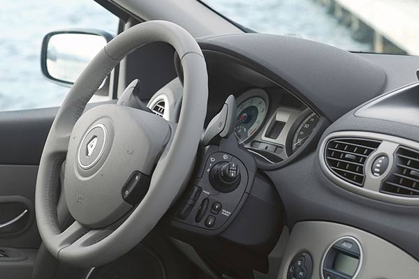 Die Instrumentierung stammt im Grundsatz vom Mgane. Hier ein Modell mit groen, feststehenden Schaltpaddeln hinter dem Lenkrad fr das optionale automatisierte Schaltgetriebe