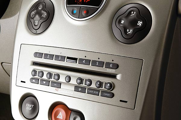 Die Clio-Mittelkonsole gibt sich aufgerumt. Das Radio verfgt ber kein Display, stattdessen werden die Informationen weiter oben auf der Mittelkonsole gebndelt angezeigt