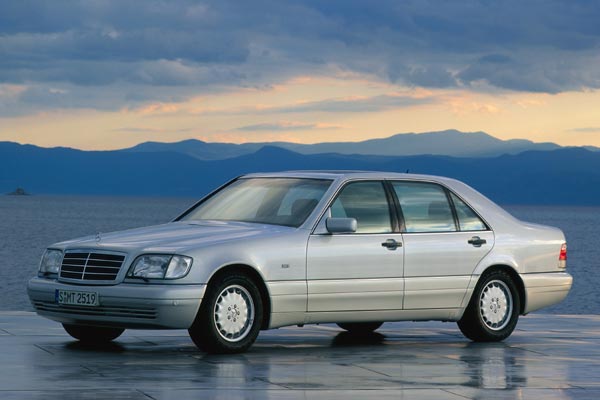 Von 1991 bis 1998 wurde der W140, die grte S-Klasse aller Zeiten, produziert. Das Auto hatte es, speziell zu Beginn und in Deutschland, nicht leicht: Mercedes macht Marketing-Fehler bei der Einfhrung, und die meisten Menschen finden den dicken Benz zu gro und unfrmig – im Volksmund heit der erstmals auch als Diesel erhltliche W140 oft »Panzer«, was seinen unbestrittenen Qualitten nicht ganz gerecht wird. Heute ist die Baureihe hierzulande schon fast aus dem Straenbild verschwunden; gebrauchte Exemplare sind auch mit dicken Motoren und Vollausstattung fr wenig Geld zu haben