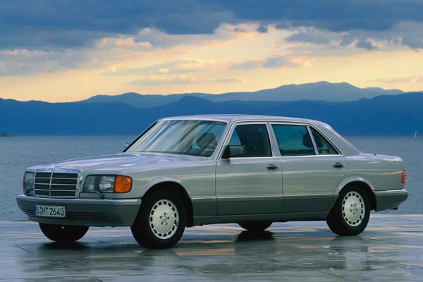 Der Inbegriff einer im besten Sinne klassischen Limousine: Satte zwlf Jahre lief der W126 vom Band (1979-1991) und ist mit gut 818.000 Exemplaren damit das erfolgreichste Oberklasse-Auto von Mercedes-Benz. Hier gab es erstmals einen Fahrerairbag (1981) und spter auch einen Beifahrer-Airbag (1985). Inzwischen ist der 126 ein gefragter Youngtimer, der wieder im Wert steigt