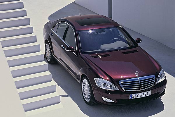 Die Front gibt sich weitgehend Mercedes-klassisch; die Nebelscheinwerfer wandern in die Frontschrze. Das Haubendesign mit seinen Sicken erinnert entfernt an den Maybach