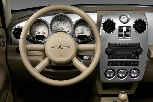 Aufgewertet hat Chrysler sowohl Instrumentierung als auch Mittelkonsole im Interieur, das jetzt »