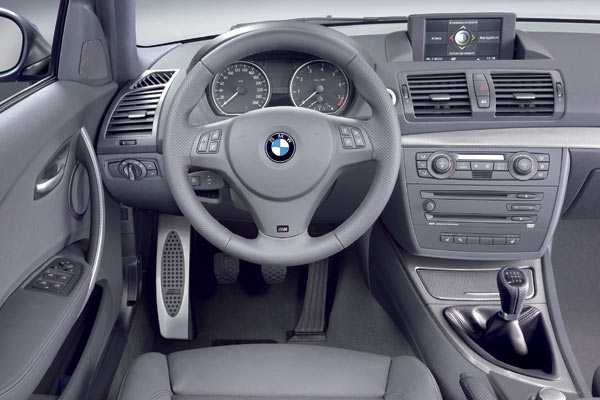 Sportsitze, Leder- und Alu-Applikationen kennzeichnen das Interieur bei Wahl des Sportpakets