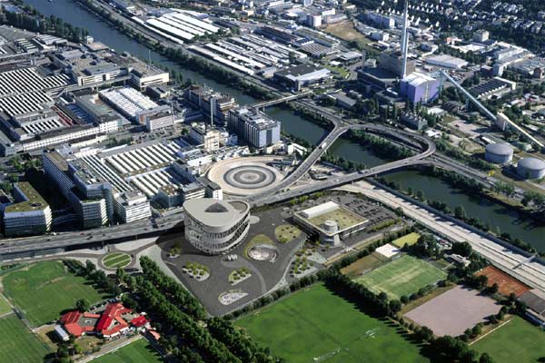 Die neue »Mercedes-Benz-Welt« liegt in der Nhe des Cannstatter Wasens am Neckar. Das DC-Werk Untertrkheim grenzt nahezu direkt an
