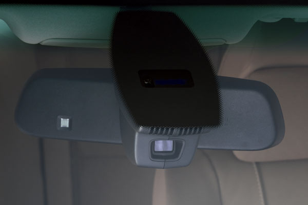 Die dazugehörige Kamera sitzt unten am Innenspiegel, unterhalb des inzwischen gängigen Regensensors