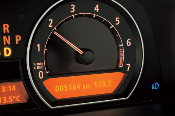 Eine Kontrolleuchte im Instrumententräger signalisiert die FLA-Aktivierung, hier im 7er-BMW