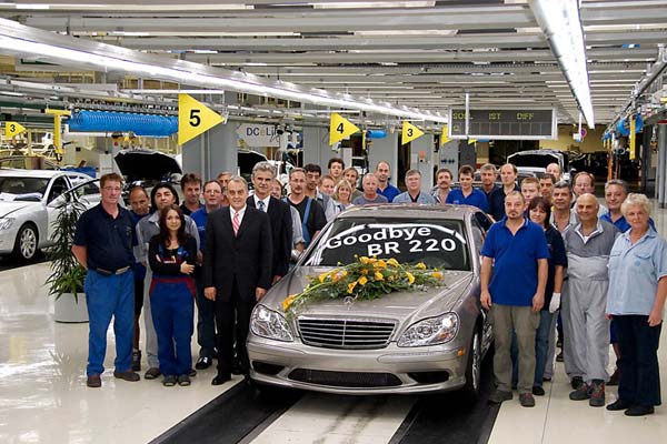 Am 20. Juli 2005 endete die W 220-ra: Das V8-Modell mit Allradantrieb geht in die USA. Links im Hintergrund steht schon ein Exemplar der Nachfolge-Baureihe