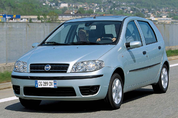 Der alte Punto, hier die etwas blasse Facelift-Version, wird zunchst weitergebaut und besonders gnstig verkauft