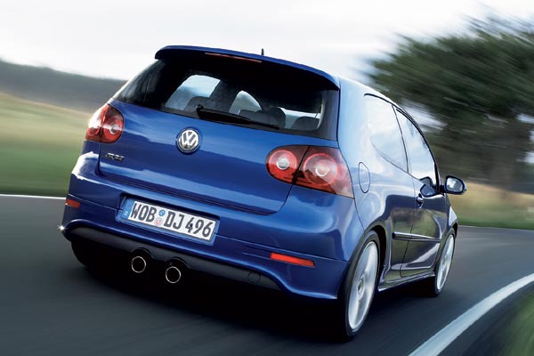 Am Heck gibt es einen groen Dachkantenspoiler und markante Endrohre aus poliertem Edelstahl. Der schwarze Diffusor ist nur Optik