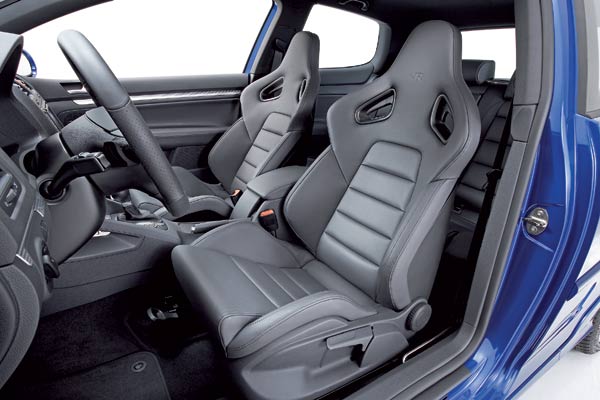 Die Sportsitze mit integrierten Kopfsttzen und R32-Logo sind sehr markant