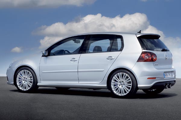 Die R32-Preise beginnen bei 32.200 Euro. BiXenon-Licht, Radio und Klimaautomatik sind Serie