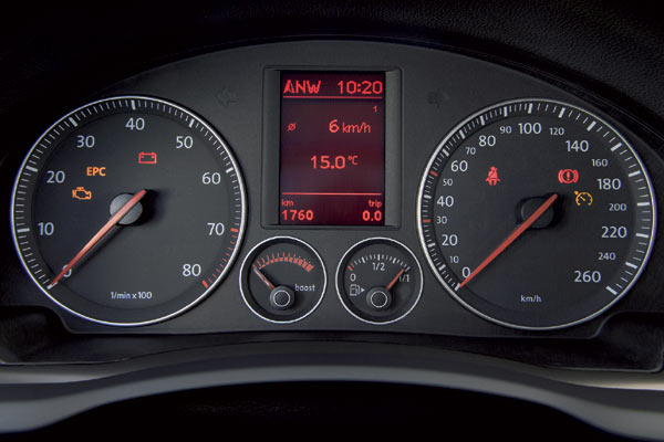 Neu ist eine Ladedruckanzeige als Spielerei, fr die das Khlwasser-Thermometer geopfert wurde