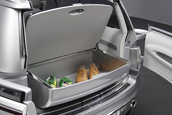 Im Laderaum gibt es eine Cargobox, deren durchsichtige Abdeckung sich auch nach oben schwenken und als Trennwand zwischen Passagier- und Laderaum nutzen lassen soll