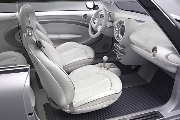 Interieur mit freiem Boden und schwebend wirkenden Sitzen mit wei�em Leder und Gurtintegration