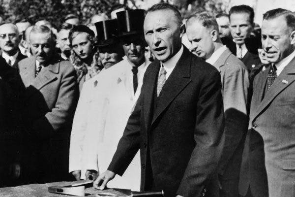 Der damalige Oberbürgermeister von Köln und späterer erster Bundeskanzler Konrad Adenauer brachte die Ford-Werke nach Köln