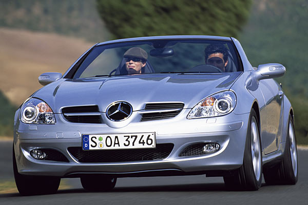 Einer der wichtigsten Z4-Konkurrenten ist der Mercedes SLK mit Stahl-Klappdach