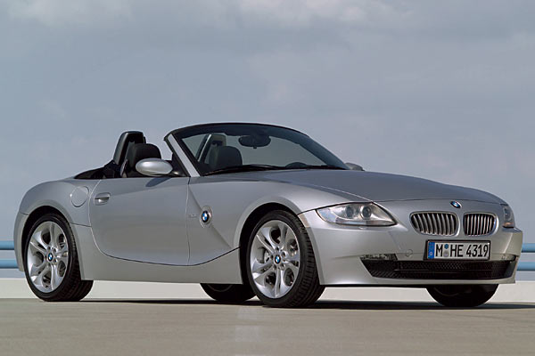 Zu den Modifikationen gehren weie Blinker, schmale statt runde Nebelscheinwerfer und eine modifizierte Frontschrze, deren Doppel-V-Design die Schulterlinie fortfhrt