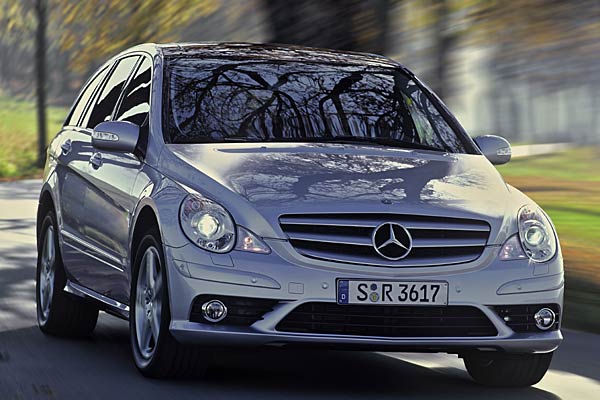 Zum 3.364 Euro teuren AMG-Styling gehren modifizierte Schrzen an Front und »