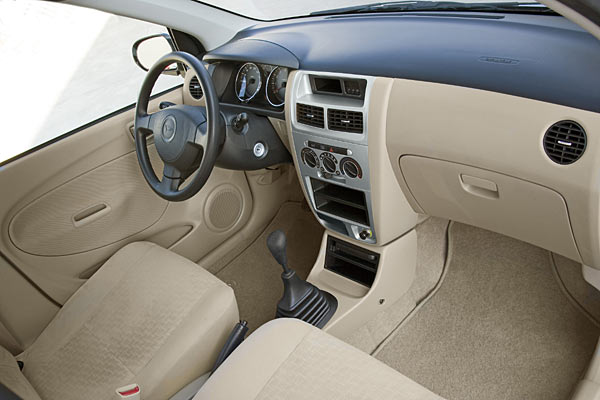 ... whrend der Fnftrer innen eleganter wirkt. Das silberfarbene Dekor an der Mittelkonsole ist jeweils dem Topmodell vorbehalten. Die Cuore-Preise liegen zwischen 8.000 und 10.000 Euro