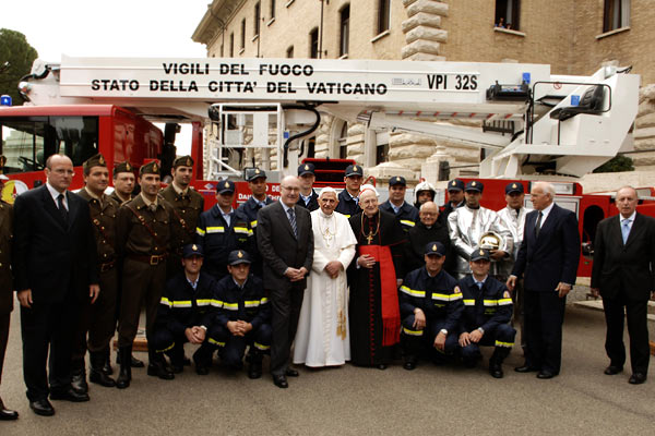 &raquo;Wir sind Papst-Feuerwehr&laquo;: Gruppenbild mit Papst Benedikt XVI.