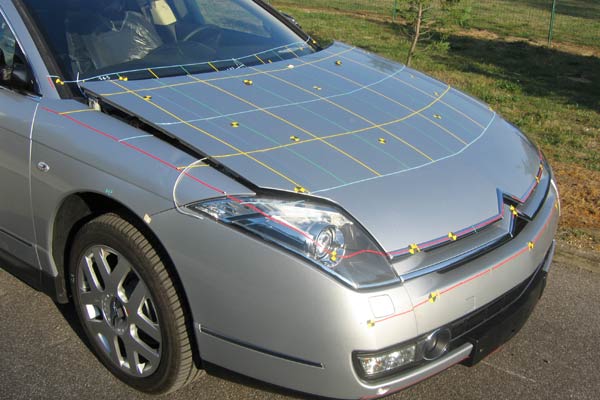 Die C6-Motorhaube hebt sich beim Fugnger-Crash blitzschnell hinten an und schafft so eine zustzliche Knautschzone und – so makaber es klingen mag – eine bessere Flugbahn fr den Menschen