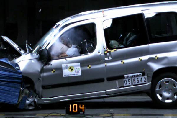 Grer, aber etwas schlechter als der Fox schneidet der gealterte Citron Berlingo ab