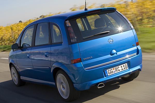 Die dunkel getnten Heckleuchten tragen knftig alle Meriva. OPC-spezifisch sind der Dachspoiler und das Auspuff-Design