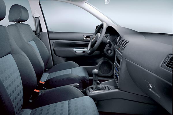 Im Interieur sind Sportsitze und Klimaanlage serienmig, auerdem gibt es Chromringe an den Instrumenten, silberfarbene Trgriffe und Trffner aus Chrom