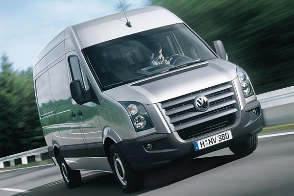 Technisch ist der Crafter eng verwandt mit dem Sprinter. VW hat sich zur optischen Abgrenzung fr vertikale Scheinwerfer und einen massigen Khlergrill entschieden