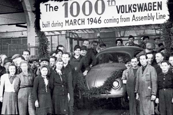 Trotz widriger Umstnde konnte der 1000. Kfer bereits nach drei Monaten gefeiert werden. Noch bis Herbst 1949 bten die Briten im Auftrag der Alliierten die Treuhnderschaft ber die Fabrik aus, daher auch der englischsprachige Text