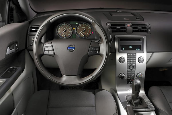 Blick ins Interieur mit der Volvo-typischen, dnnen Mittelkonsole und ausklappbarem Monitor