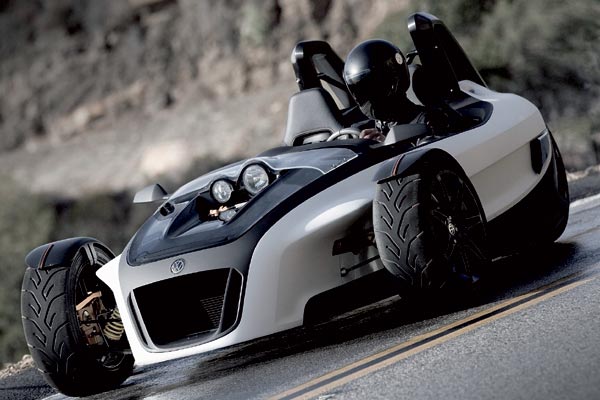 Freistehende Vorderrder, zentrale LED-Scheinwerfer, berrollbgel: Das Layout orientiert sich mehr am Motorrad als am Auto