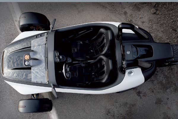 Der GX3 bietet Platz fr zwei Personen, die Auto-typisch nebeneinander sitzen