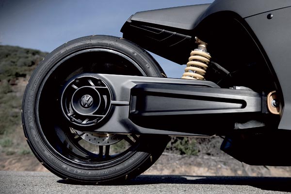 Es wird durch eine auf der rechten Seite angebrachte Einarmschwinge gefhrt