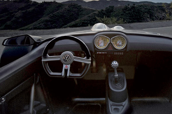 Abgeflachtes Lenkrad mit Startknopf, Golfball-Schaltknauf, zwei Instrumente: Das Interieur gibt sich bewusst spartanisch