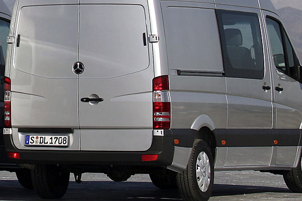 Interessant gel�st: Der Sprinter darf jetzt auch am Heck einen Stern statt vieler Schriftz�ge tragen