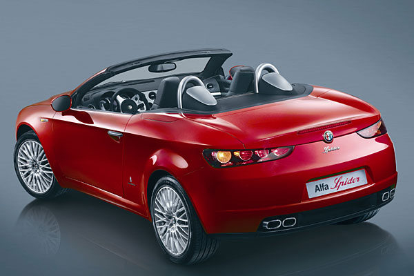 Marken-typisches Heckdesign, garniert immer mit vier Auspuffrohren