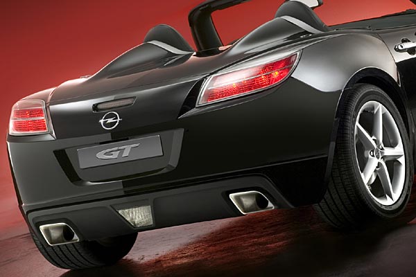 ... beide Ansichten noch mal im Detail: Heck mit aufflligen Auspuffendrohren und »