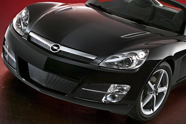 ... die Front mit der markentypischen »Bgelfalte« und Blinker-/Nebelleuchten-Einheit