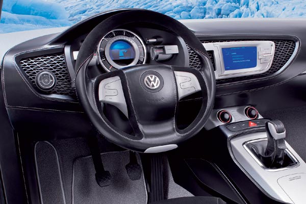 Reduziert gestaltetes Cockpit mit unterschiedlichen Materialien und groflchigen Luftausstrmern