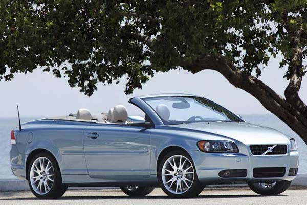 Prinzipiell gehört auch der mit dem Focus verwandte Volvo C70 zu den Konkurrenten, ist allerdings höher positioniert