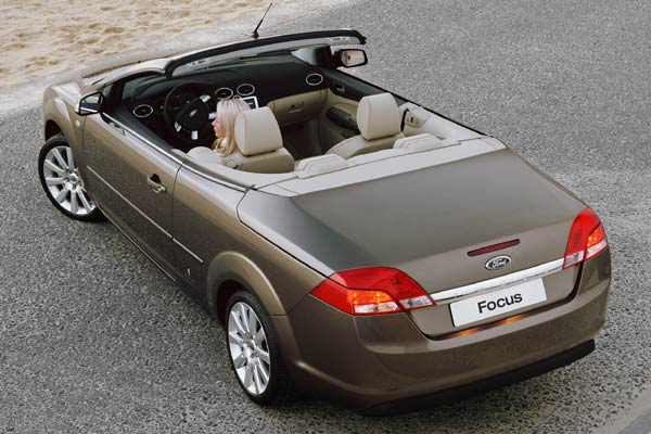 ... was aber natürlich nicht für das Heck gilt. Hier muss auch Ford zu einem massigen Design mit großem Überhang greifen, damit das nur zweiteilige Dach im offenen Zustand verstaut werden kann