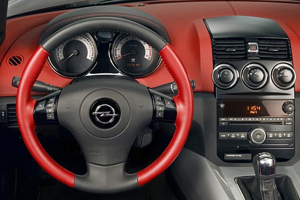 Instrumentierung und Ausstattung sind lngst nicht so puristisch wie im eingestellten Opel Speedster