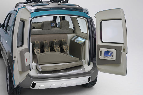 Dahinter verfgt das Auto ber allerhand Studien-typischen Krimskrams wie beheizte Staufcher